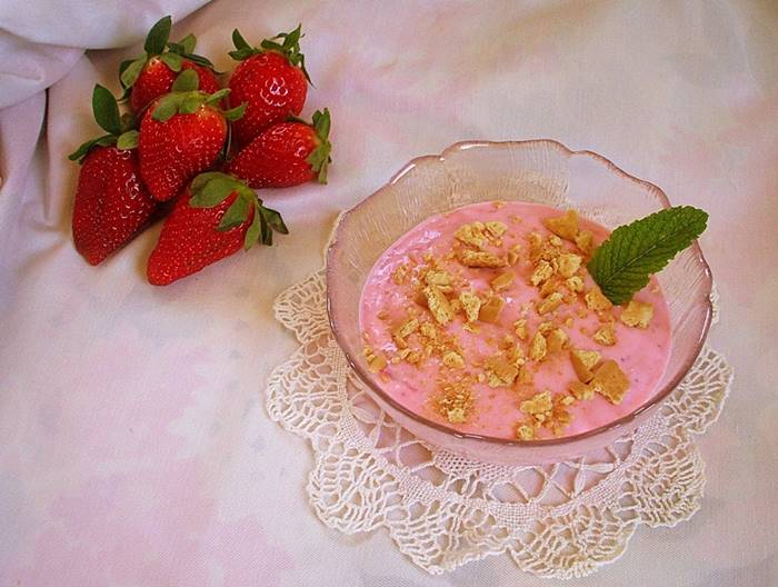 Photo of Iogurte natural gelado com morangos e bolacha