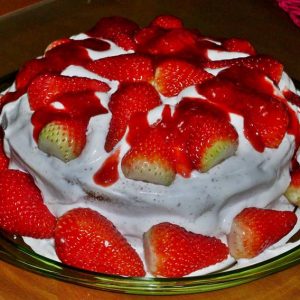 Bolo de massa fofa com chantilly e morangos