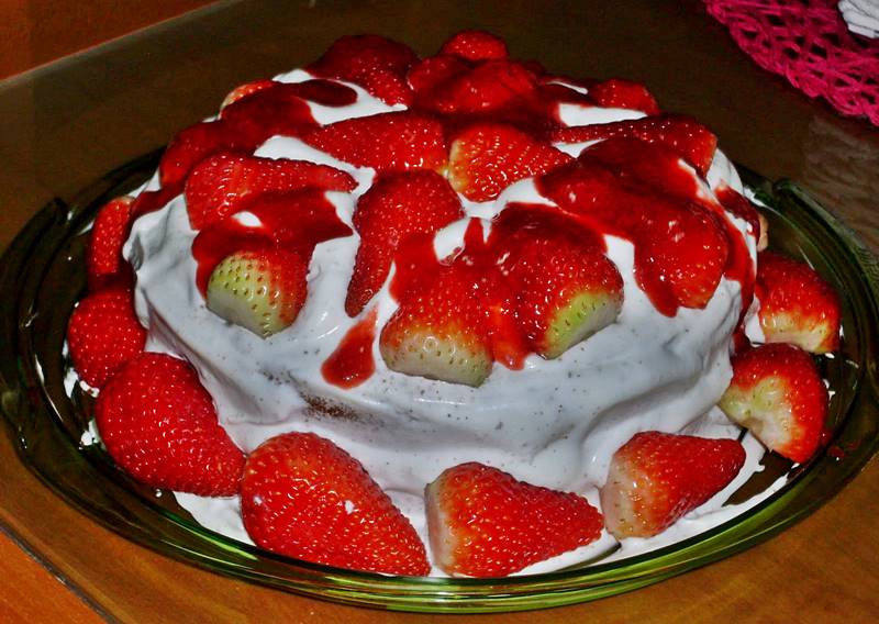 Bolo de massa fofa com chantilly e morangos