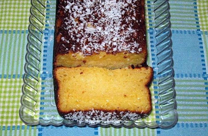 Bolo de coco e leite condensado