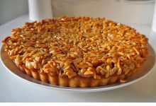 Photo of Tarte de Amêndoa maravilhosa – a massa fica muito leve e fofinha em contraste com a cobertura crocante