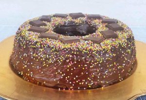Bolo de iogurte com cobertura de chocolate