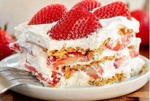 Bolo de Bolacha com Morangos